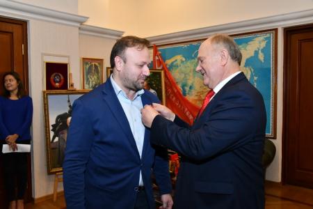В преддверии Великого Октября Г.А. Зюганов наградил группу российских журналистов памятными медалями