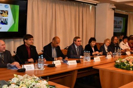 Коммунисты в Госдуме провели круглый стол о проблемах семьи в современном обществе