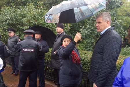 Брусчаткой по протестующим! Ульяновцы требуют отставки губернатора Морозова
