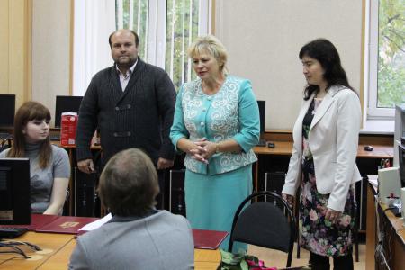 Депутаты-коммунисты поздравили с Днем учителя преподавателей и сотрудников Рязанского государственного университета им. С.А. Есенина