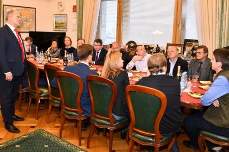 В преддверии Великого Октября Г.А. Зюганов наградил группу российских журналистов памятными медалями