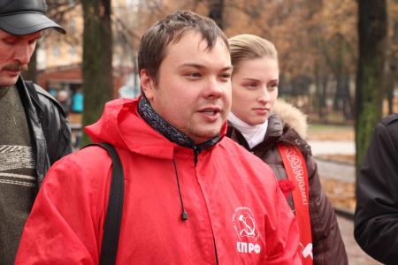 Рязанские комсомольцы всех поколений у краснозвёздного обелиска 