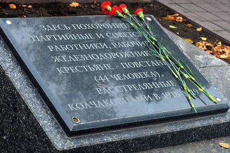 В Барнауле коммунисты и комсомольцы приняли участие в памятной акции, посвященной московским жертвам "Черного октября 1993 года"