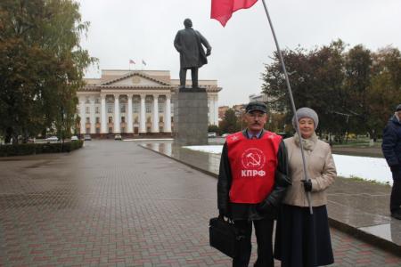 Тюменские коммунисты провели пикет в память о защитниках Советской власти в октябре 1993 года