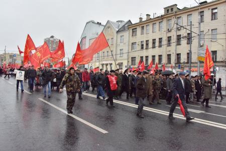 «Не забудем! Не простим!». В Москве коммунисты и их сторонники провели митинг и шествие, посвященные 24-й годовщине трагических событий осени 1993-го