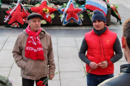 Челябинские коммунисты и комсомольцы провели пикет в память о защитниках Дома Советов