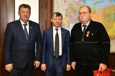 В канун 100-летия Великого Октября КПРФ наградила памятными медалями потомков полководцев Победы