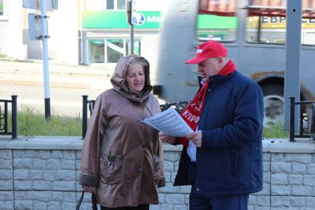 Магаданские коммунисты провели серию пикетов в память защитников Белого дома