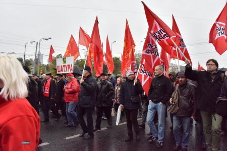 «Не забудем! Не простим!». В Москве коммунисты и их сторонники провели митинг и шествие, посвященные 24-й годовщине трагических событий осени 1993-го