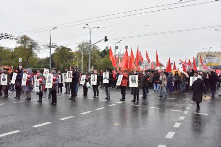 «Не забудем! Не простим!». В Москве коммунисты и их сторонники провели митинг и шествие, посвященные 24-й годовщине трагических событий осени 1993-го