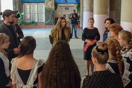 Марьяна Наумова посетила прифронтовые школы ДНР