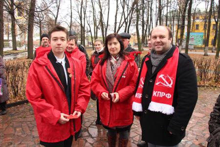 Рязанские комсомольцы всех поколений у краснозвёздного обелиска 