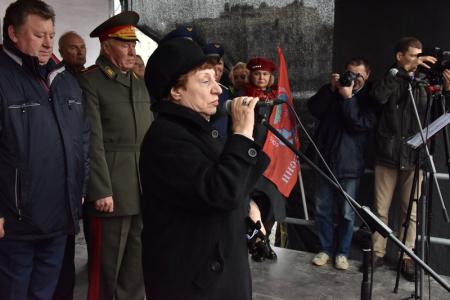 «Не забудем! Не простим!». В Москве коммунисты и их сторонники провели митинг и шествие, посвященные 24-й годовщине трагических событий осени 1993-го