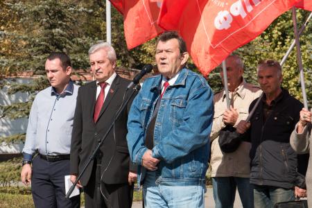 В Краснодаре прошла акция в память о трагических событиях «черного октября» 1993 года