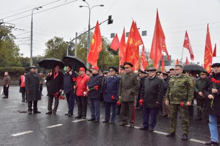 «Не забудем! Не простим!». В Москве коммунисты и их сторонники провели митинг и шествие, посвященные 24-й годовщине трагических событий осени 1993-го