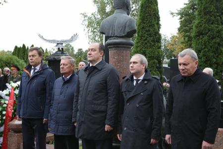 Делегация ЦК КПРФ возложила цветы к могиле Ю.Д. Маслюкова
