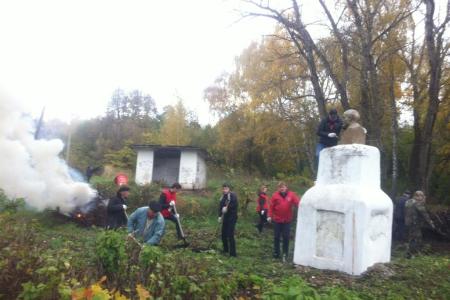 Тульские коммунисты продолжают проводить субботники в ознаменование столетия Великого Октября 