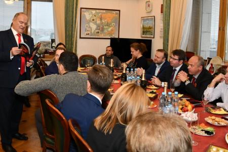 В преддверии Великого Октября Г.А. Зюганов наградил группу российских журналистов памятными медалями