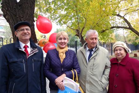 В Оренбурге депутат-коммунист С.Н. Романенко помог провести конкурс стихов на асфальте «Золотая осень»