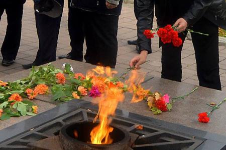 В Барнауле коммунисты и комсомольцы приняли участие в памятной акции, посвященной московским жертвам "Черного октября 1993 года"