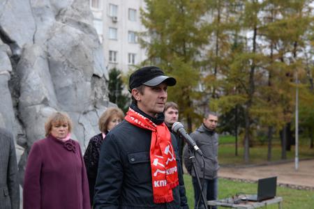 «Не забывайте этот дым». Новосибирские коммунисты почтили память защитников Дома Советов