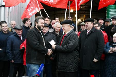 "Знамя Октября, знамя Победы вдохновляют нас на новые подвиги!". Г.А. Зюганов выступил на церемонии отправки гуманитарного конвоя на Донбасс