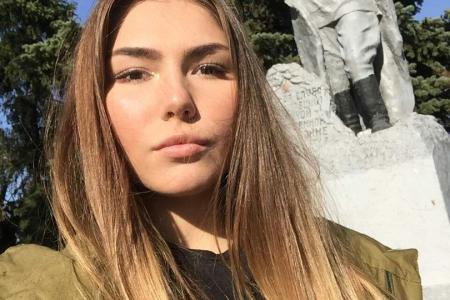 Марьяна Наумова посетила прифронтовые школы ДНР