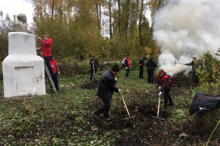 Тульские коммунисты продолжают проводить субботники в ознаменование столетия Великого Октября 