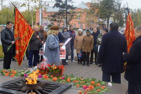 В Барнауле коммунисты и комсомольцы приняли участие в памятной акции, посвященной московским жертвам "Черного октября 1993 года"