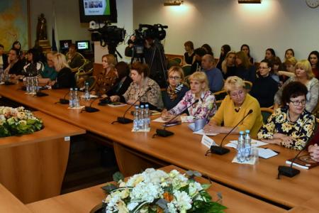 Коммунисты в Госдуме провели круглый стол о проблемах семьи в современном обществе
