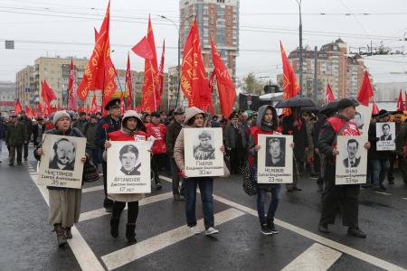 «Не забудем! Не простим!». В Москве коммунисты и их сторонники провели митинг и шествие, посвященные 24-й годовщине трагических событий осени 1993-го