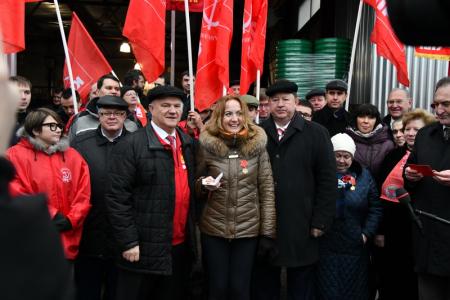 "Знамя Октября, знамя Победы вдохновляют нас на новые подвиги!". Г.А. Зюганов выступил на церемонии отправки гуманитарного конвоя на Донбасс