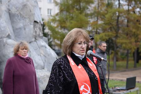 «Не забывайте этот дым». Новосибирские коммунисты почтили память защитников Дома Советов