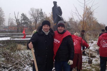 В Ленинском районе Московской области коммунисты провели субботник у памятника Шагающий Ленин