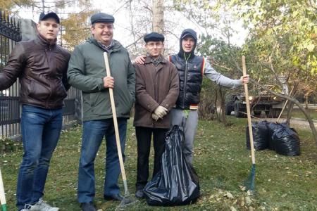 Новосибирск. Коммунисты провели осенний субботник в сквере Героев Революции 