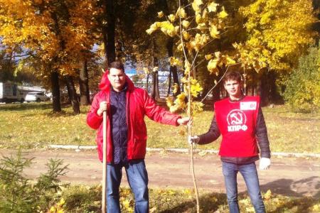 Тульский обком продолжает акцию «100 деревьев в честь столетия Великого Октября!»