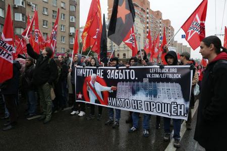 «Не забудем! Не простим!». В Москве коммунисты и их сторонники провели митинг и шествие, посвященные 24-й годовщине трагических событий осени 1993-го