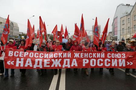 «Не забудем! Не простим!». В Москве коммунисты и их сторонники провели митинг и шествие, посвященные 24-й годовщине трагических событий осени 1993-го