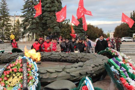 Челябинские коммунисты и комсомольцы провели пикет в память о защитниках Дома Советов