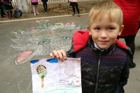 В Оренбурге депутат-коммунист С.Н. Романенко помог провести конкурс стихов на асфальте «Золотая осень»