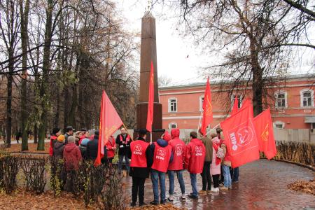Рязанские комсомольцы всех поколений у краснозвёздного обелиска 