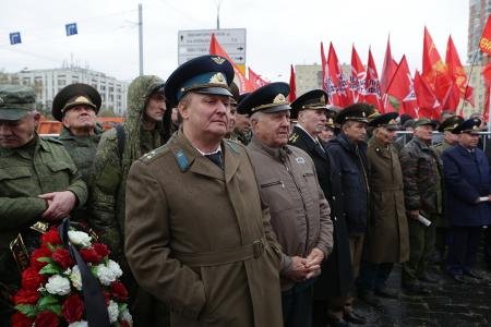 «Не забудем! Не простим!». В Москве коммунисты и их сторонники провели митинг и шествие, посвященные 24-й годовщине трагических событий осени 1993-го