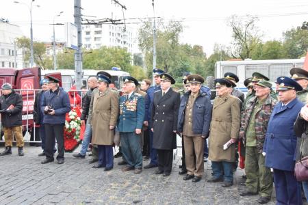 «Не забудем! Не простим!». В Москве коммунисты и их сторонники провели митинг и шествие, посвященные 24-й годовщине трагических событий осени 1993-го