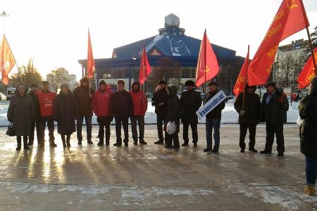 Тюменские коммунисты провели пикет против введения налога на имущество 