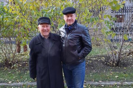 Новосибирск. Коммунисты провели осенний субботник в сквере Героев Революции 