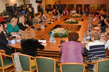 Коммунисты в Госдуме провели круглый стол о проблемах семьи в современном обществе