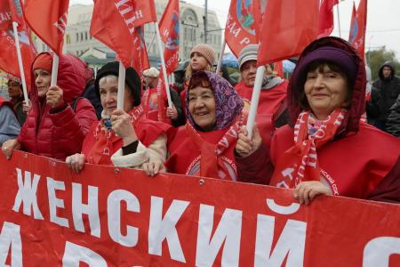 «Не забудем! Не простим!». В Москве коммунисты и их сторонники провели митинг и шествие, посвященные 24-й годовщине трагических событий осени 1993-го