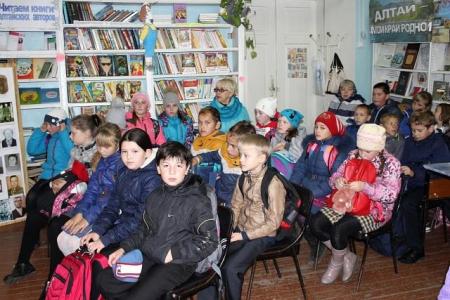 В Чарышском районе Алтайского края коммунист-педагог проводит тематические уроки по советскому периоду истории