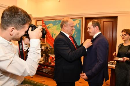 В преддверии Великого Октября Г.А. Зюганов наградил группу российских журналистов памятными медалями