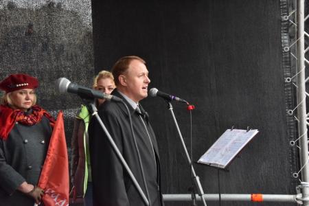 «Не забудем! Не простим!». В Москве коммунисты и их сторонники провели митинг и шествие, посвященные 24-й годовщине трагических событий осени 1993-го